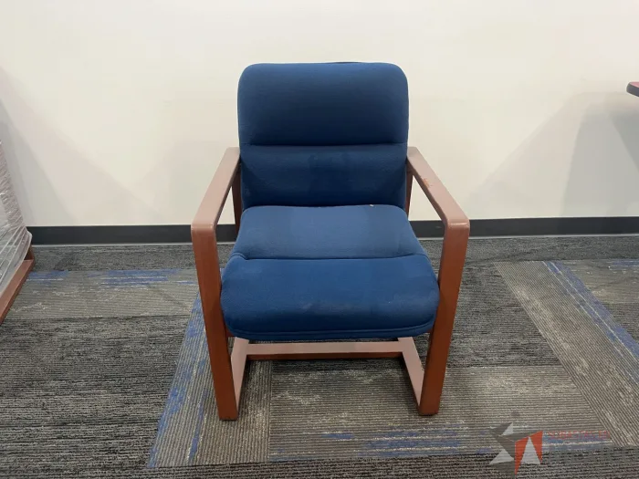 Lote 004 - Silla fija, descansabrazos, asiento y respaldo en tela color azul - Imagen 4