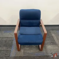 Lote 004 - Silla fija, descansabrazos, asiento y respaldo en tela color azul - Imagen 5