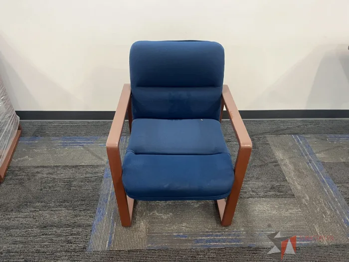 Lote 004 - Silla fija, descansabrazos, asiento y respaldo en tela color azul - Imagen 5