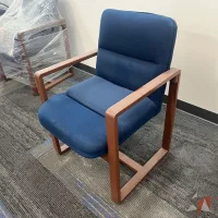Lote 004 - Silla fija, descansabrazos, asiento y respaldo en tela color azul - Imagen 6