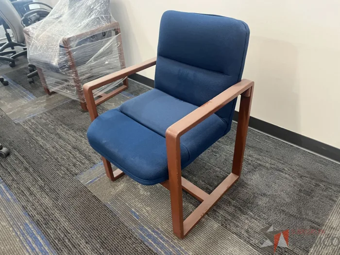 Lote 004 - Silla fija, descansabrazos, asiento y respaldo en tela color azul - Imagen 6