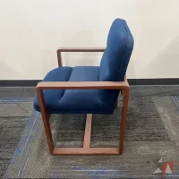 Lote 004 - Silla fija, descansabrazos, asiento y respaldo en tela color azul - Imagen 3