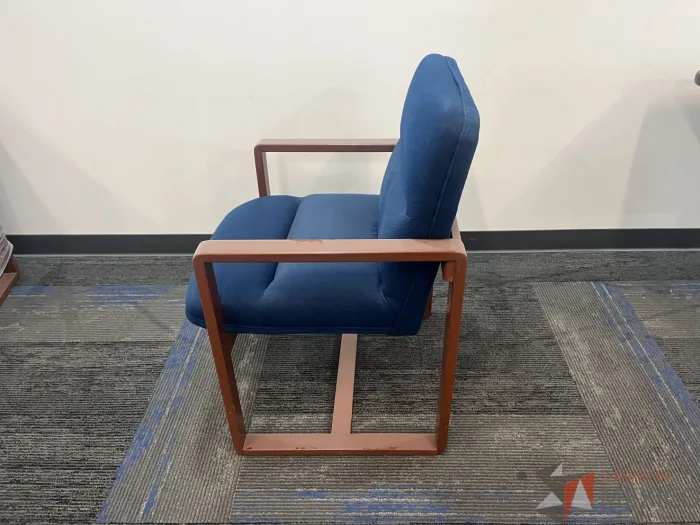 Lote 004 - Silla fija, descansabrazos, asiento y respaldo en tela color azul - Imagen 3