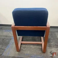 Lote 004 - Silla fija, descansabrazos, asiento y respaldo en tela color azul - Imagen 2