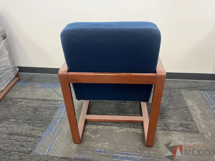 Lote 004 - Silla fija, descansabrazos, asiento y respaldo en tela color azul - Imagen 2