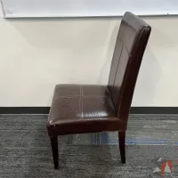Lote 018 - 2 Sillas fijas, asiento y respaldo en piel color café - Imagen 5