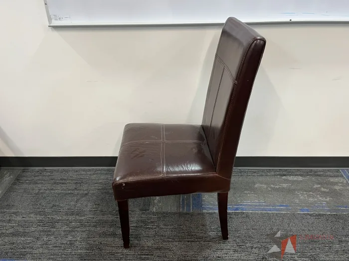 Lote 018 - 2 Sillas fijas, asiento y respaldo en piel color café - Imagen 5
