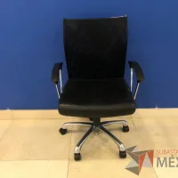 Lote 018 - Silla operativa con ruedas, descansabrazos, color negro