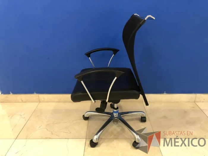 Lote 018 - Silla operativa con ruedas, descansabrazos, color negro - Imagen 2
