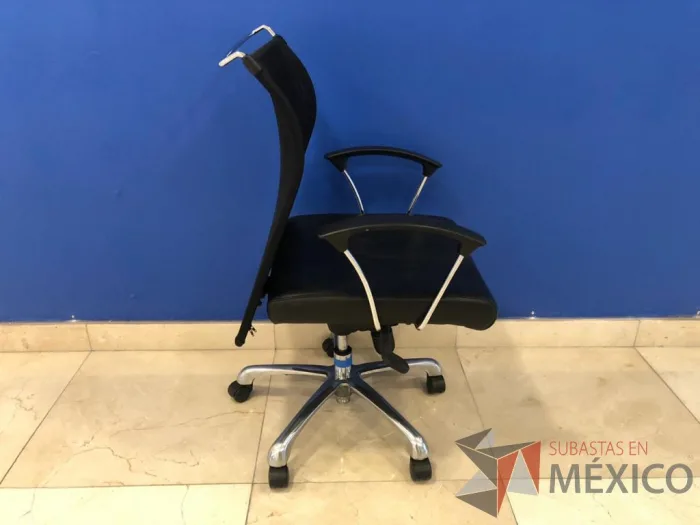 Lote 018 - Silla operativa con ruedas, descansabrazos, color negro - Imagen 3