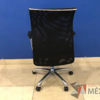 Lote 018 - Silla operativa con ruedas, descansabrazos, color negro - Imagen 4