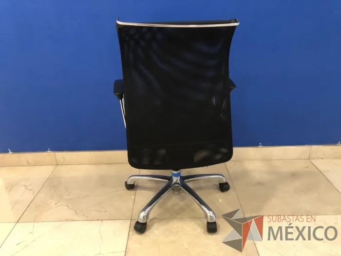 Lote 018 - Silla operativa con ruedas, descansabrazos, color negro - Imagen 4