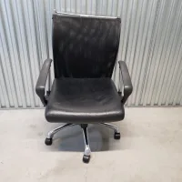 Lote 022 - Silla Ejecutiva con ruedas, descansabrazos, respaldo alto en malla, color negro - Imagen 2