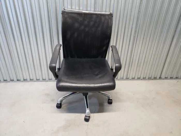 Lote 022 - Silla Ejecutiva con ruedas, descansabrazos, respaldo alto en malla, color negro - Imagen 2