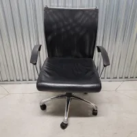Lote 036 - Silla operativa con ruedas, descansabrazos y respaldo en malla