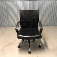 Lote 022 - Silla Ejecutiva con ruedas, descansabrazos, respaldo alto en malla, color negro