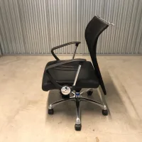 Lote 022 - Silla Ejecutiva con ruedas, descansabrazos, respaldo alto en malla, color negro - Imagen 3