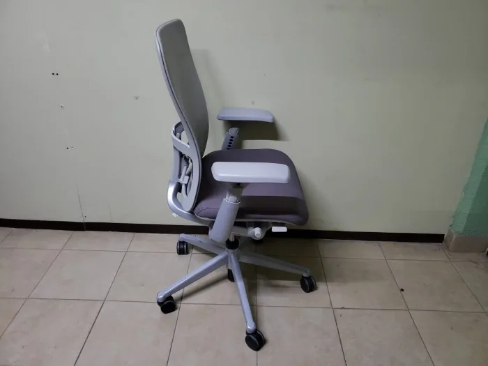 Lote 013 - Silla operativa Marca Haworth Modelo Zody con descansabrazos nuevos - Imagen 4