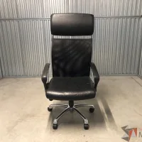 Lote 015 - Silla operativa con ruedas, cabecera, respaldo alto y asiento en vinipiel