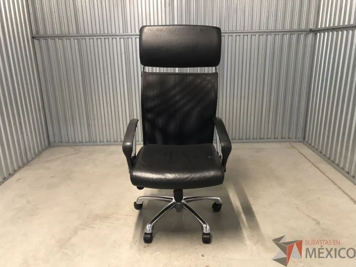 Lote 038 - Silla Ejecutiva con ruedas, descansabrazos, respaldo alto, color negro