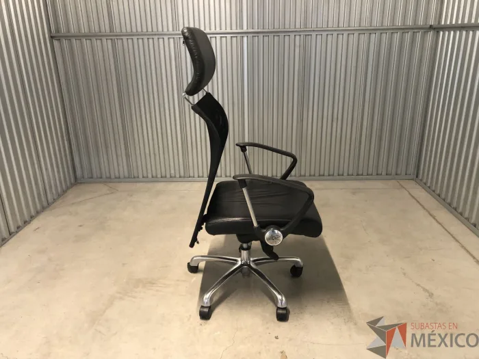 Lote 038 - Silla Ejecutiva con ruedas, descansabrazos, respaldo alto, color negro - Imagen 7