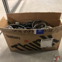 Lote 008 - Caja con cables diversos y cargadores para laptop - Imagen 13