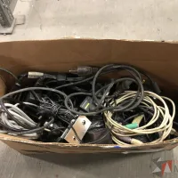 Lote 008 - Caja con cables diversos y cargadores para laptop - Imagen 12