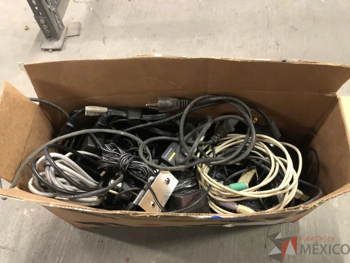 Lote 008 - Caja con cables diversos y cargadores para laptop - Imagen 12