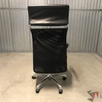 Lote 015 - Silla operativa con ruedas, cabecera, respaldo alto y asiento en vinipiel - Imagen 6