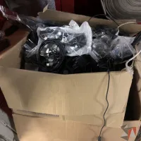 Lote 008 - Caja con cables diversos y cargadores para laptop - Imagen 11