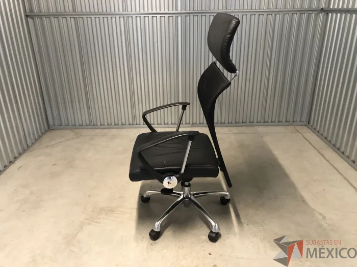 Lote 038 - Silla Ejecutiva con ruedas, descansabrazos, respaldo alto, color negro - Imagen 5