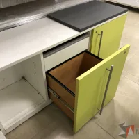 Lote 002 - 2 Credenzas con 2 cajones, 1 puerta y 1 entrepaño - Imagen 3
