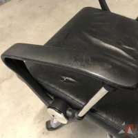 Lote 015 - Silla operativa con ruedas, cabecera, respaldo alto y asiento en vinipiel - Imagen 2