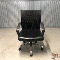 Lote 030 - Silla operativa con ruedas, descansabrazos, asiento en vinipiel y respaldo en malla - Imagen 6
