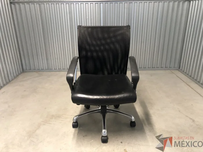 Lote 030 - Silla operativa con ruedas, descansabrazos, asiento en vinipiel y respaldo en malla - Imagen 6
