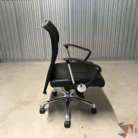 Lote 030 - Silla operativa con ruedas, descansabrazos, asiento en vinipiel y respaldo en malla - Imagen 5