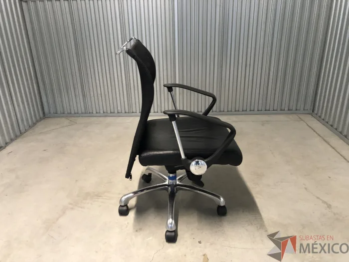 Lote 030 - Silla operativa con ruedas, descansabrazos, asiento en vinipiel y respaldo en malla - Imagen 5