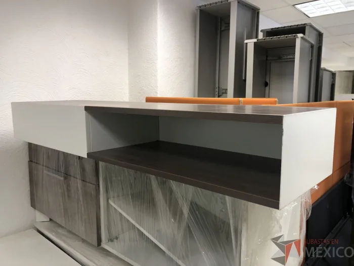 Lote 003 - Gabinete metálico con recubrimiento de madera con 2 espacios para guardar