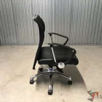 Lote 030 - Silla operativa con ruedas, descansabrazos, asiento en vinipiel y respaldo en malla - Imagen 4