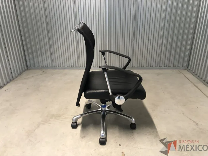 Lote 030 - Silla operativa con ruedas, descansabrazos, asiento en vinipiel y respaldo en malla - Imagen 4