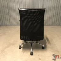 Lote 030 - Silla operativa con ruedas, descansabrazos, asiento en vinipiel y respaldo en malla - Imagen 3