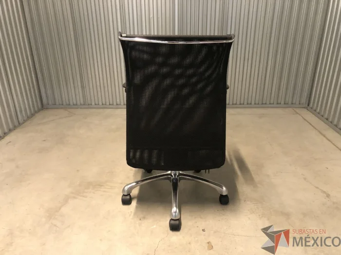 Lote 030 - Silla operativa con ruedas, descansabrazos, asiento en vinipiel y respaldo en malla - Imagen 3