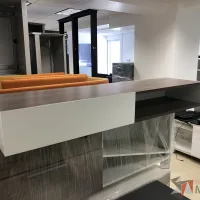Lote 003 - Gabinete metálico con recubrimiento de madera con 2 espacios para guardar - Imagen 7
