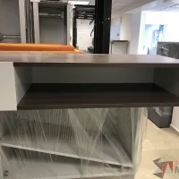 Lote 003 - Gabinete metálico con recubrimiento de madera con 2 espacios para guardar - Imagen 5