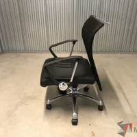 Lote 030 - Silla operativa con ruedas, descansabrazos, asiento en vinipiel y respaldo en malla - Imagen 2