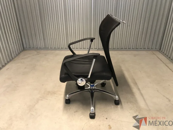 Lote 030 - Silla operativa con ruedas, descansabrazos, asiento en vinipiel y respaldo en malla - Imagen 2