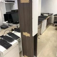 Lote 003 - Gabinete metálico con recubrimiento de madera con 2 espacios para guardar - Imagen 4