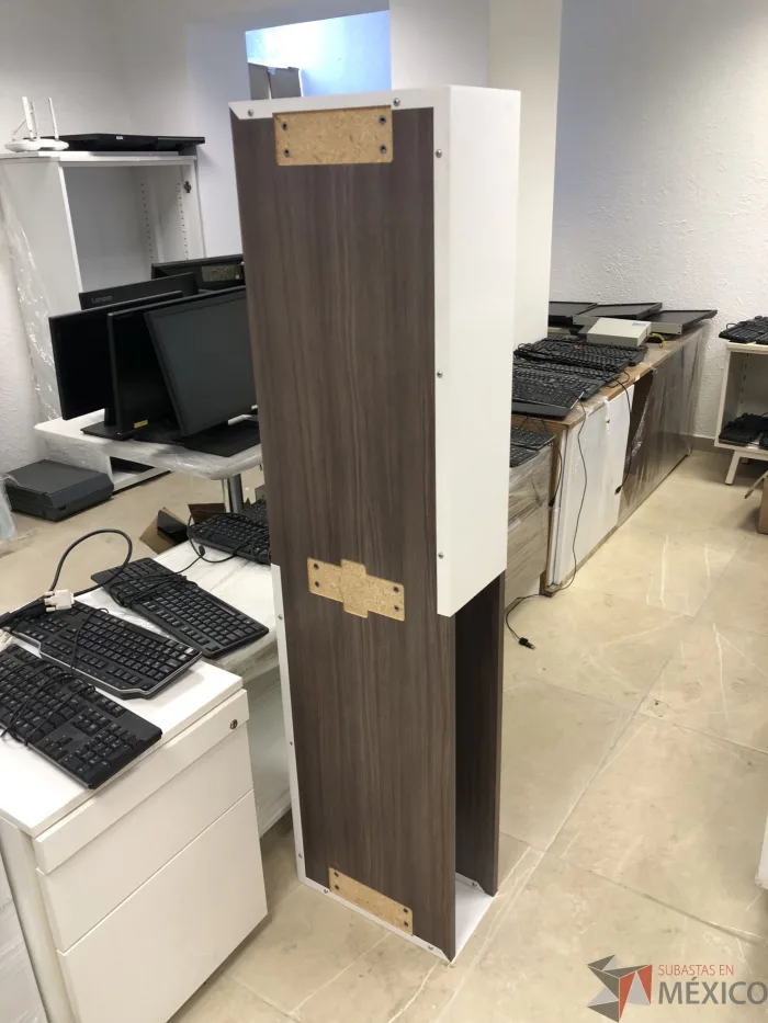 Lote 003 - Gabinete metálico con recubrimiento de madera con 2 espacios para guardar - Imagen 4