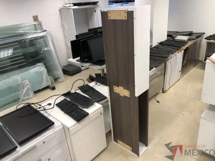 Lote 003 - Gabinete metálico con recubrimiento de madera con 2 espacios para guardar - Imagen 3