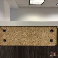 Lote 003 - Gabinete metálico con recubrimiento de madera con 2 espacios para guardar - Imagen 2